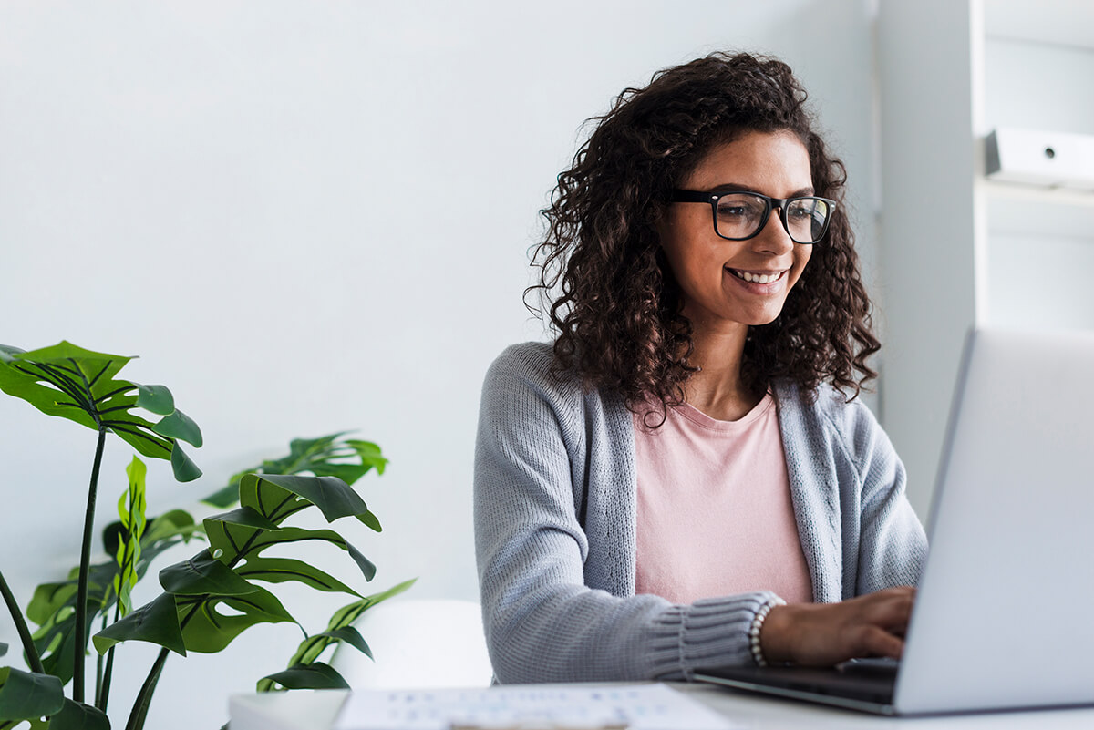 sittingwoman_smiling_laptop_low sittingwoman_smiling_laptop_low